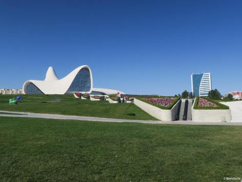 IMG_4552 Baku - Heydar-Aliyev-Kulturzentrum_prot_1600x1200_250KB