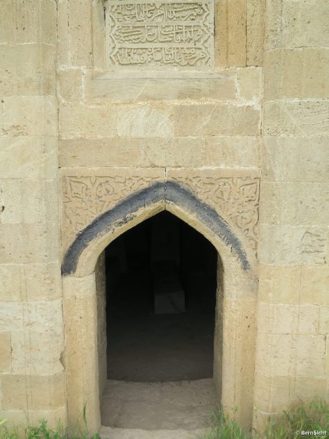 IMG_4655 Shamakhi - Yeddi-Gumbaz-Mausoleen - M2 - 'Kitabe' - Inschrift über dem Portal_prot_1600x1200_250KB