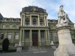 Justizpalast mit dem Wilhelm Tell-Denkmal davor