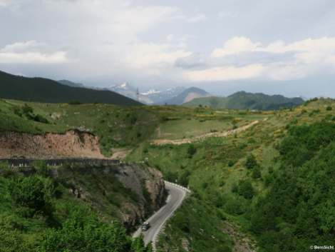 Passstraße nach Gudaur mit Blick in den Kaukasus