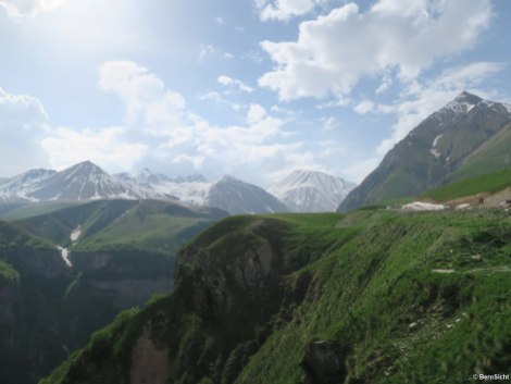 Passstraße in Gudauri mitten im Großen Kaukasus